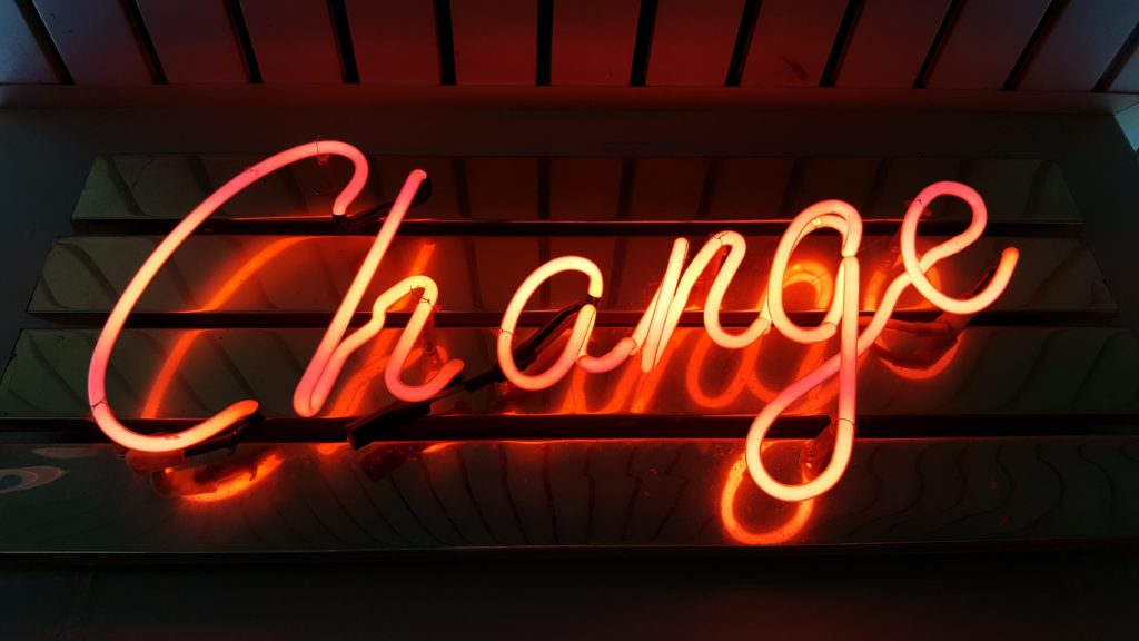 Fotografía de unas luces de neón que escriben la palabra Change