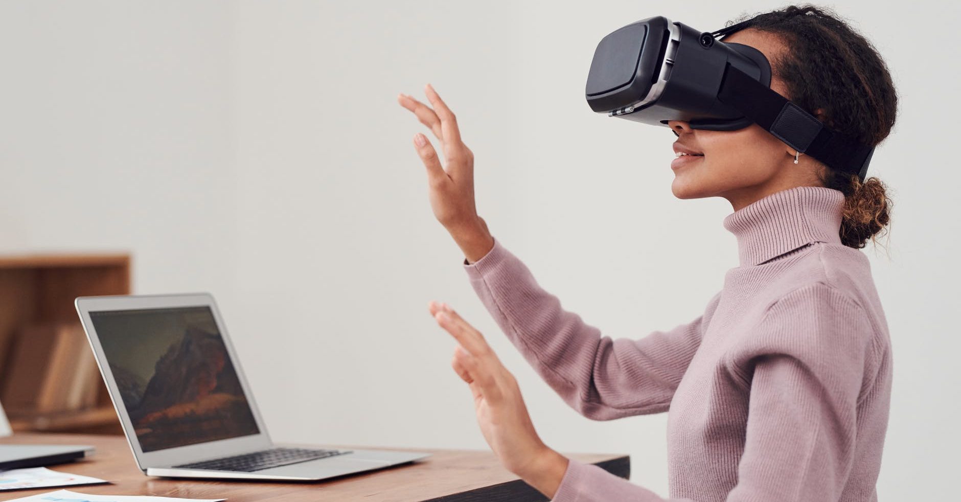 Fotografía de una mujer usando unas gafas de realidad virtual