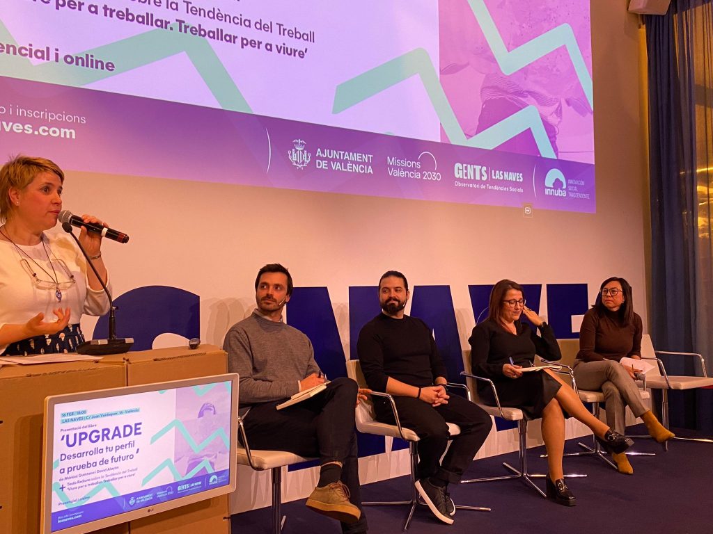 Fotografía de la presentación de la charla sobre desarrollo de perfil profesional