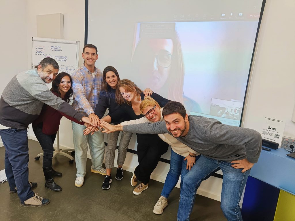 Fotografía de los integrantes del Grupo Motor en la primera jornada de reuniones