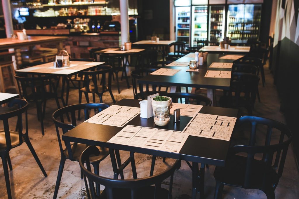 Fotografía del comedor de un restaurante con las mesas preparadas para servir